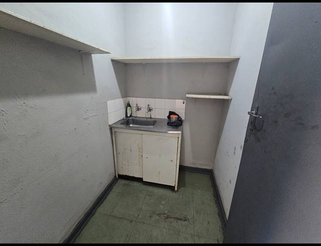 300M² WAREHOUSE TO LET IN ANDERBOLT